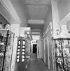 Interieur begane grond, overzicht gang richting achterzijde, plafond - Breda - 20332524 - RCE -  Politiebureau: Interieur begane grond, overzicht gang richting achterzijde, plafond 