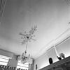 Interieur begane grond, kamer rechts voor, plafond met ornament - Breda - 20332532 - RCE -  Politiebureau: Interieur begane grond, kamer rechts voor, plafond met ornament 