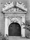 Toegangspoort in de westgevelmet leeuwen en wapenschild in het fronton - Breda - 20040107 - RCE -  Seeligkazerne: Toegangspoort in de westgevelmet leeuwen en wapenschild in het fronton 
