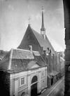 Overzicht van een hoog standpunt vanuit het zuidoosten met op de voorgrond het begijnhof - Breda - 20040516 - RCE -  Waalse Kerk: Overzicht van een hoog standpunt vanuit het zuidoosten met op de voorgrond het begijnhof 