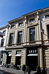 Vermoedelijk koetshuis van nr 55 geweest, beneden gewijzigd
