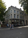 Huis met gepleisterde lijstgevel en houten fronton aan de zijde der veemarktstraat