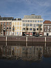 Eenvoudig huis met witgepleisterde gevel