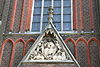 Budel - Kerkstraat 10 O.L. Vrouw Visitatie kerk- Timpaan.JPG -  Boven de ingang bevindt zich een timpaan met Christus in mandorla en evangelistensymbolen. 