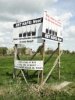 Zicht op protestborden langs de N264