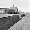 Overzicht complex met kloostermuur op de voorgrond - Sint Agatha - 20340943 - RCE -  Kruisherenklooster: Overzicht complex met kloostermuur op de voorgrond 