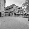 Overzicht voorgevel en linker zijgevel met buurpanden - 's-Hertogenbosch - 20348626 - RCE -  Het Keershuis: Overzicht voorgevel en linker zijgevel met buurpanden (opmerking: Gefotografeerd voor Monumenten In Nederland Noord-Brabant, bladzijde 219) 