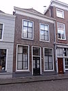 Huis met eenvoudige lijstgevel, begin 19e eeuw, schuiframen, bovenlicht, schilddak