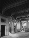 Interieur, vestibule met balken plafond en bewerkte consoles - 's-Hertogenbosch - 20109280 - RCE -  Stadhuis: Interieur, vestibule met balken plafond en bewerkte consoles (opmerking: In: Buiten ; 17(1923), nr. 50, p. 598) 