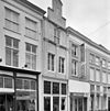 Overzicht voorgevel met buurpanden - 's-Hertogenbosch - 20348603 - RCE -  Overzicht voorgevel met buurpanden (opmerking: Gefotografeerd voor Monumenten In Nederland Noord-Brabant, bladzijde 221) 