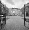 Overzicht voorgevel - 's-Hertogenbosch - 20348585 - RCE -  Gouvernementsgebouw: Overzicht voorgevel (opmerking: Gefotografeerd voor Monumenten In Nederland Noord-Brabant, bladzijde 215) 