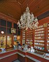 Interieur, begane grond, overzicht wanden met kasten - 's-Hertogenbosch - 20333387 - RCE -  Apotheek: Interieur, begane grond, overzicht wanden met kasten 
