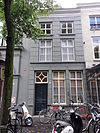 Huis met lijstgevel met gebosseerde pleisterlaag