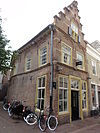 Pand met later vereenvoudigde voorgevel