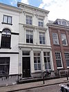 Huis met lijstgevel geheel uit hardsteen