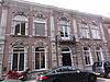 Huis met pompeuze gevel met weelderige versieringen in hardsteen in de trant van de antwerpse neo-barok