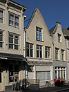 Huis met topgevel waarin schuiframen