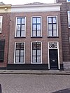 Pand met verdieping onder met hollandse pannen gedekt schilddak