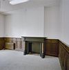 Interieur, schoorsteenmantel en houten lambrisering - 's-Hertogenbosch - 20001008 - RCE -  Schoorsteenmantel/ Lambrisering: Interieur, schoorsteenmantel en houten lambrisering 