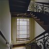 Interieur, trappenhuis met glas-in-loodraam - 's-Hertogenbosch - 20001016 - RCE -  Glas-in-lood: Interieur, trappenhuis met glas-in-loodraam 