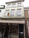 Huis met gepleisterde lijstgevel