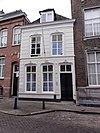 Huis met gebosseerd gepleisterde gevel