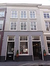 Huis onder schilddak en met empire lijstgevel