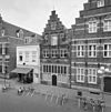 Overzicht voorgevel met trapgevel - 's-Hertogenbosch - 20348602 - RCE -  De Gulden Hopsack: Overzicht voorgevel met trapgevel (opmerking: Gefotografeerd voor Monumenten In Nederland Noord-Brabant, bladzijde 220) 