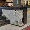 Interieur, detail van de trap naar het altaar (natuurstenen gevleugelde leeuw) - 's-Hertogenbosch - 20349391 - RCE -  Sint Jacobskerk: Interieur, detail van de trap naar het altaar (natuurstenen gevleugelde leeuw) (opmerking: * twee fotografen: Dukker en Roderburg * opname okt. / nov. 2002) 