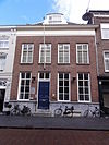 Huis met schilddak en strenge empire gevel waarin fraaie schuiframen en dakkapel