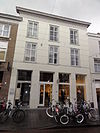 Huis met hoge gepleisterde lijstgevel