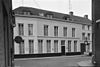 Huis met 19e-eeuwse, eenvoudige gewitte gevel, waarachter, blijkens het metselwerk, nog delen van het daar in 1591 gevestigde karthuizerklooster schuilgaan