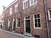 Huis met eenvoudige lijstgevel, kroonlijst op klossen, schuiframen