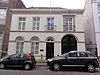 Huis met doristische gevel met cordonlijsten