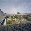 Links achtergevel hoofdgebouw, rest nieuwbouw in Bossche Schooltrant en pandhof - Dongen - 20336980 - RCE -  Klooster Franciscanessen: Links achtergevel hoofdgebouw, rest nieuwbouw in Bossche Schooltrant en pandhof 