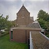 Bovenste gedeelte van de voorgevel van de kapel met nieuwbouw op de voorgrond - Dongen - 20336965 - RCE -  Klooster Franciscanessen: Bovenste gedeelte van de voorgevel van de kapel met nieuwbouw op de voorgrond 