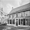 Overzicht voorgevel pastorie met voormalige schuurkerk - Lage Zwaluwe - 20347069 - RCE -  Pastorie Van Rooms-Katholieke Heilige Johannes De Doperkerk: Overzicht voorgevel pastorie met voormalige schuurkerk (opmerking: Gefotografeerd voor Monumenten In Nederland Noord-Brabant, bladzijde 242) 