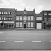 Overzicht voorgevel met beelden boven de ingang - Eindhoven - 20348146 - RCE -  Atelier Custers: Overzicht voorgevel met beelden boven de ingang (opmerking: Gefotografeerd voor Monumenten In Nederland Noord-Brabant, bladzijde 149) 