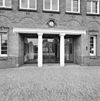 Voorgevel middengedeelte, brede ingangsportiek met zuilen - Eindhoven - 20339120 - RCE -  St. Joris College: Voorgevel middengedeelte, brede ingangsportiek met zuilen 