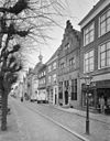 Overzicht voorgevels met trapgevel - Geertruidenberg - 20346861 - RCE -  De Roos: Overzicht voorgevels met trapgevel (opmerking: Gefotografeerd voor Monumenten In Nederland Noord-Brabant, bladzijde 163) 