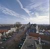 Overzicht markt met kerk op de achtergrond, vanaf toren - Geertruidenberg - 20348683 - RCE -  Sint Gertrudiskerk: Overzicht markt met kerk op de achtergrond, vanaf toren (opmerking: Gefotografeerd voor Monumenten In Nederland Noord-Brabant) 