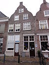 Pand met zadeldak en een in- en uitgezwenkte topgevel