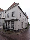Huis op de hoek van de St.Jorisstraat, met simpele witgepleisterde lijstgevels