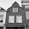 Exterieur bovenste gedeelte van pui met ornament op plintpeil - Grave - 20326830 - RCE -  Exterieur bovenste gedeelte van pui met ornament op plintpeil 