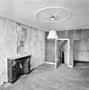 Interieur eerste verdieping, voorkamer met stucrozet en haard - Grave - 20325953 - RCE -  Interieur eerste verdieping, voorkamer met stucrozet en haard 