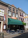 Huis met schilddak en roodgeverfde lijstgevel