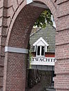 Voormalig wachthuis, thans benzinepompstation. Gebouwtje met dichtgemetselde bogen, waarvan de aanzetten en sluitstenen in natuursteen. In de vulwanden later weer vensters en een deur uitgebroken. Schilddak