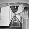 Interieur begane grond, overzicht kloostergang, gezien vanaf de voordeur - Velp - 20351460 - RCE -  Kapucijnenklooster Emmaus: Interieur begane grond, overzicht kloostergang, gezien vanaf de voordeur 