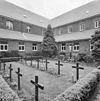 Binnenhof, grafkruizen - Velp - 20351446 - RCE -  Kapucijnenklooster Emmaus: Binnenhof, grafkruizen 