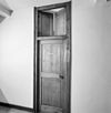 Interieur eerste verdieping, deur met bovenlicht van voormalige kloostercel, buitenkant - Velp - 20351503 - RCE -  Kapucijnenklooster Emmaus: Interieur eerste verdieping, deur met bovenlicht van voormalige kloostercel, buitenkant 